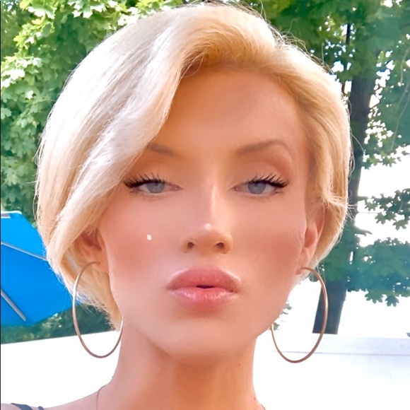 Meet your Posher, MONA! 💖 - Picture 5 of 7